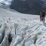 Cesta po rozpraskaným ledovci