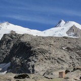 Pohled na Dufourspitze od chaty. Napravo od vrcholu sedlo Sattel