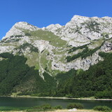 Trnovačko jezero a Maglič (zcela vlevo)