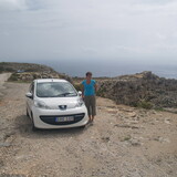 S Peugeotem z půjčovny na odstavné ploše u útesů Dingli