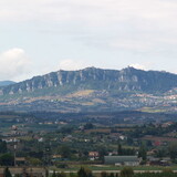 Monte Titano a jeho tři vrcholy a tři pevnosti. Uprostřed nejvyšší Cesta (Fratta)