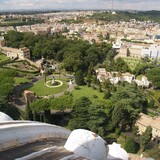 Vatikánské zahrady, vlevo nahoře Radio Vaticano