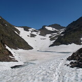 Druhé jezero – Estany Negre - je pokryté ledem a sněhem