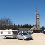 Rozhledna (za karavanem vrcholek umělého pahorku do výšky 700 m)