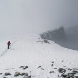 Poslední stovky metrů prudce do kopce po sněhu